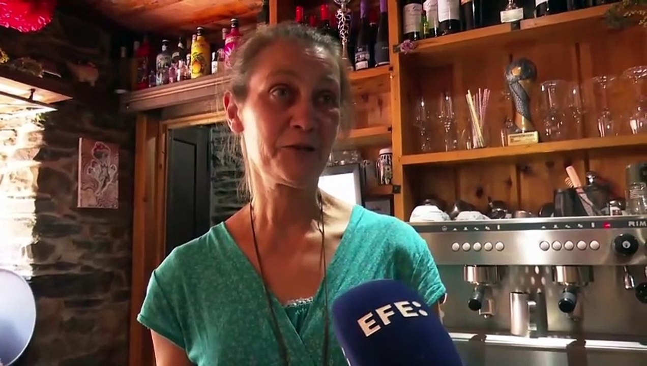 El fuego empeora en El Bierzo (León) por el viento y el terreno, con nuevos desalojos