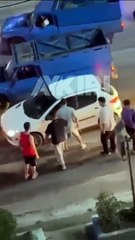 Trafikte şok görüntü! Kılıçla saldıran magandalara kalaşnikofla ateş etti