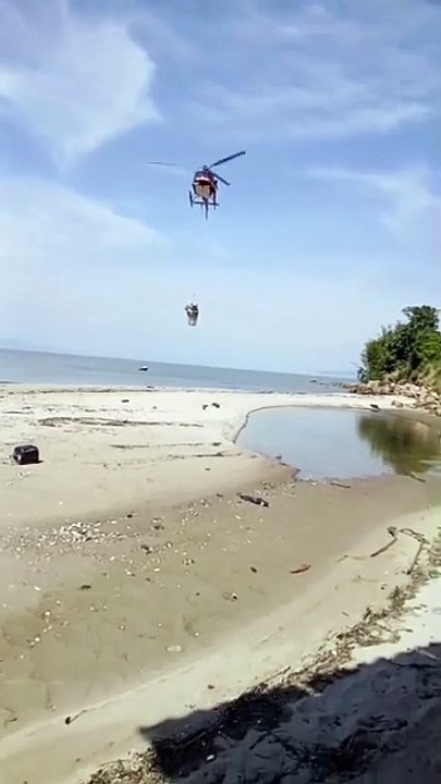 Embarcação naufraga, pessoas ficam boiando e são resgatas em Biguaçu; VÍDEO