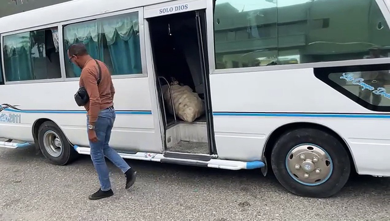 Detienen chofer de minibús transportaba a indocumentados y le ocupan pasaportes haitianos y otros documentos en San Juan de la Manguana