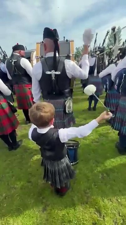 This is cuteness overload 💗. go on wee man, you're smashing it 🏴💙 #young #pipeband #obsessed