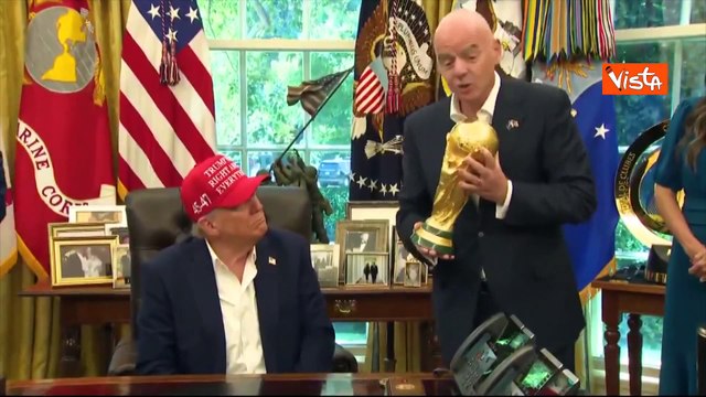 Mondiali 2026, Trump a fianco di Infantino solleva la coppa: Posso tenerla?
