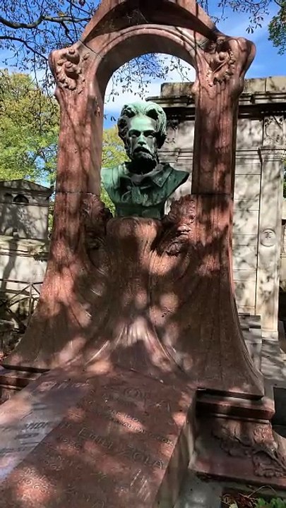 Tombe d'origine d'Émile Zola (1840-1902) au cimetière de Montmartre, Paris, France. Tomb of Émile Zola (1840-1902) in Montmartre cemetery, Paris, France