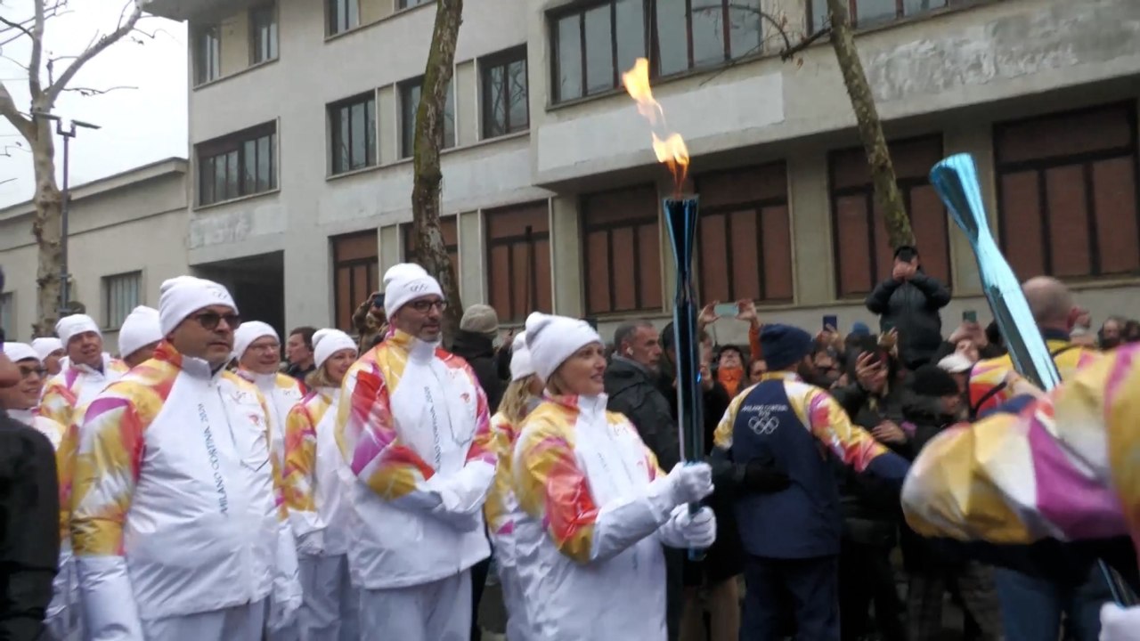 La partenza della Torcia Olimpica da Sesto San Giovanni: il passaggio di mano nei primi metri e la festa della gente