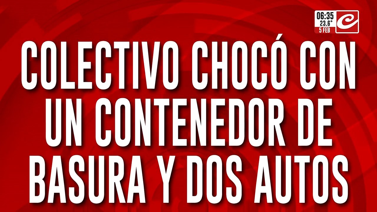 Colectivero perdió el control y terminó chocando contra contenedor varios autos