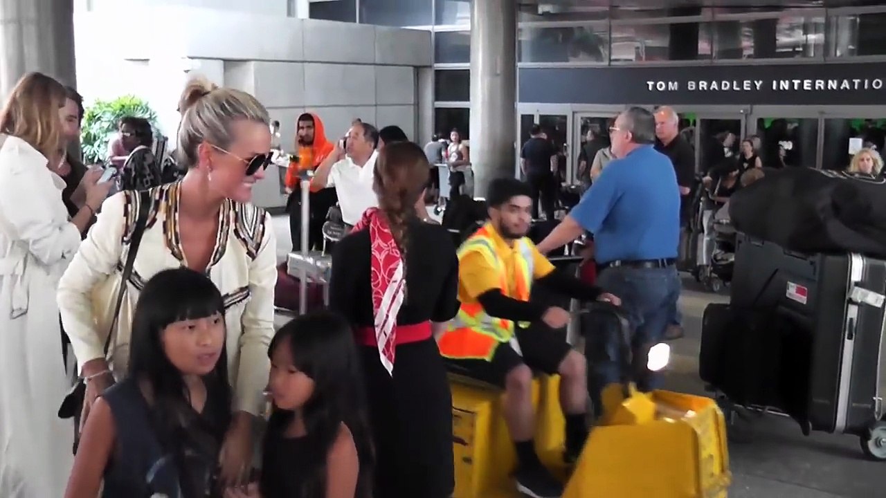 2020 – Johnny Hallyday – Laeticia Hallyday et ses filles à l’aéroport de Los Angeles (janvier)