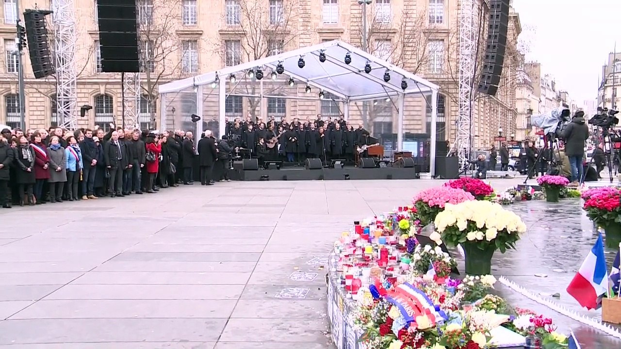 2016 – Johnny Hallyday – Cérémonie d’hommage à la place de la République : dépôt de gerbe et concert en hommage à Charlie Hebdo (10 janvier)