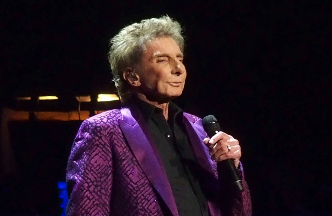 Barry Manilow postpones Las Vegas residency for healing
