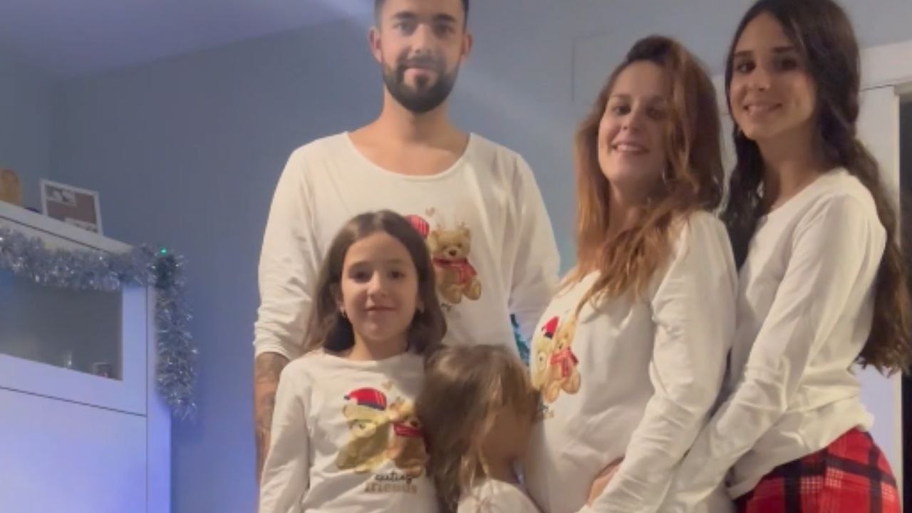 Wholesome Christmas-themed family photo turns into a surprise wedding proposal
