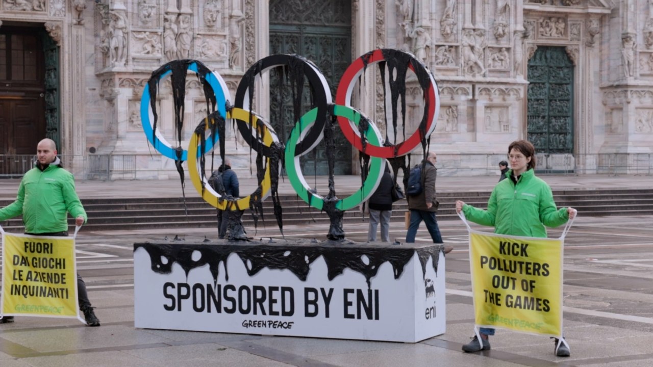 La protesta di Greenpeace contro le Olimpiadi Milano-Cortina: i 5 cerchi che colano petrolio in piazza Duomo