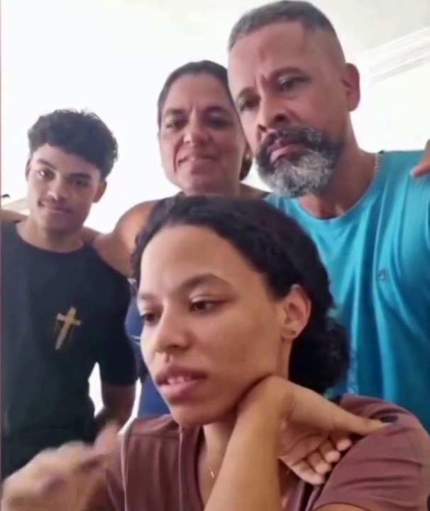 Aprovação em Medicina transforma casa em festa e emociona família; veja vídeo