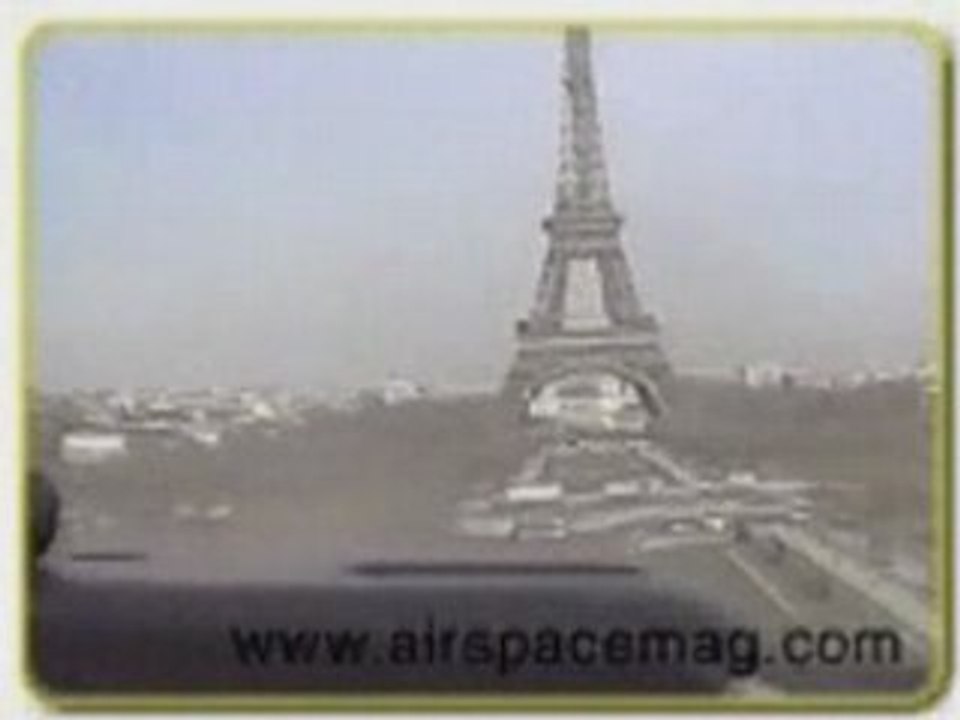SOUS LA TOUR EIFFEL