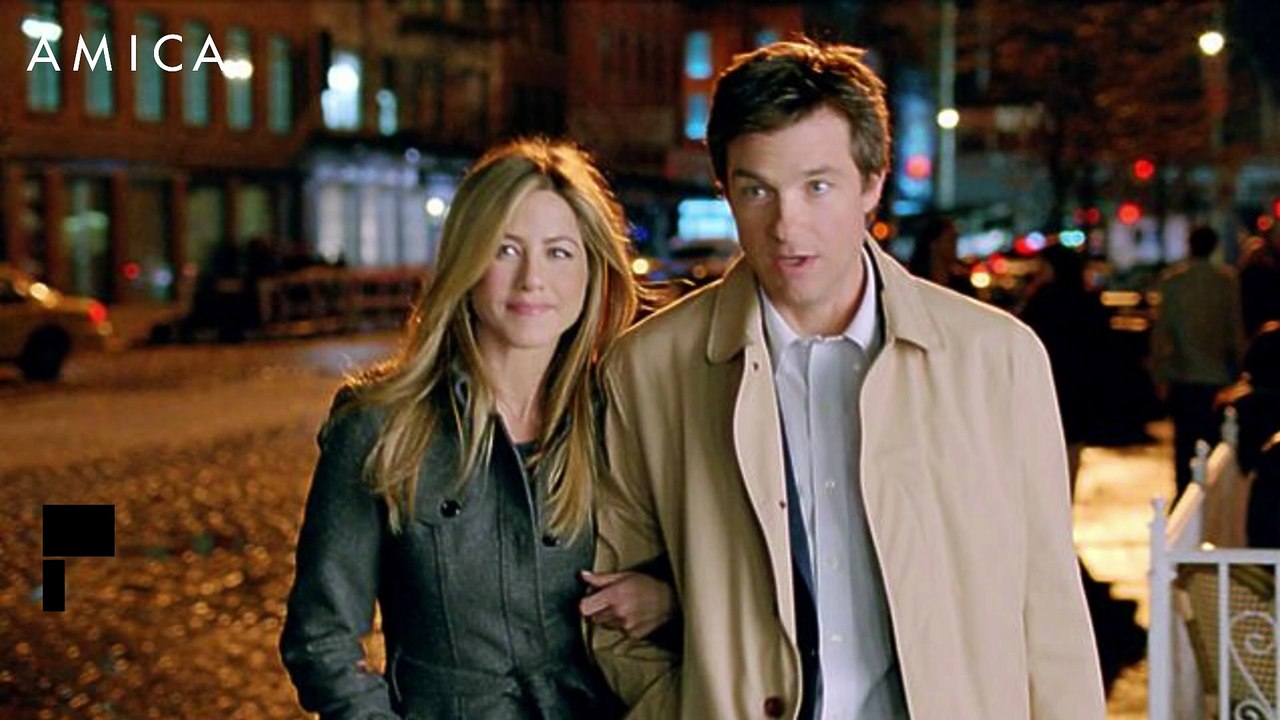 Jennifer Aniston fa la piega a Jason Bateman: il video è virale