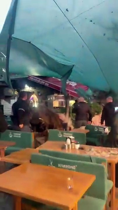 Kemeraltı’nda korkutan olay: Hisar Cami önündeki ağaç devrildi