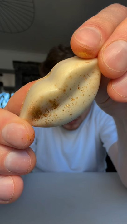 Tous les Bisous Mandipili pour la Saint-Valentin 😍🌹💋De petits bisous enrobés de chocolat, avec du biscuit et un insert à l’intérieur 😱Framboise, pistache, chocolat, caramel, citron, ou encore vanille & chai latte… il y en a pour tous les goûts 💋✨