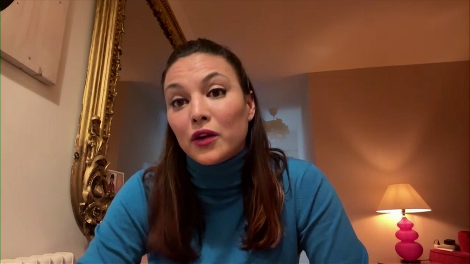 El proceso judicial contra el exdirigente de Sumar, ��igo Errej�n, ha dado un giro inesperado que podr�a cambiar definitivamente el curso de la investigaci�n. La actriz y presentadora Elisa Moulia�, cuya denuncia inicial desencaden� el esc�ndalo, ha presentado formalmente un escrito ante el juzgado para comunicar su renuncia a la acusaci�n. Esta decisi�n, motivada por cuestiones personales, abre un nuevo escenario legal en el que el archivo de la causa gana fuerza frente a la posibilidad de que se abra un juicio oral.
La decisi�n de la actriz no responde a una retractaci�n de los hechos denunciados, sino a un agotamiento f�sico y mental derivado del proceso. En el documento enviado al magistrado, Moulia� aclara que su renuncia se debe a "razones personales y de salud". A pesar de apartarse del procedimiento, la int�rprete ha querido dejar clara su postura sobre el fondo del asunto y el objetivo que persegu�a al hacer p�blica su experiencia.
Seg�n consta en las fuentes, Moulia� ha sido tajante al explicar sus intenciones: "No quiero dinero no quiero protagonismo y yo creo que lo que ten�a que hacer ya lo he hecho que es decir la verdad de esta persona". Asimismo, la actriz insiste en la veracidad de su testimonio, aunque lamenta profundamente que ninguna otra presunta v�ctima haya decidido dar el paso de denunciar formalmente ante la justicia.
A pesar de la retirada de la v�ctima principal, el proceso no se detiene de forma autom�tica. La Asociaci�n de Defensa Integral de V�ctimas Especializada (ADIVE) ejerce la acusaci�n popular en la causa y ha manifestado su intenci�n de continuar adelante con el procedimiento. Sin embargo, la efectividad de esta acusaci�n sin el respaldo de la denunciante principal es objeto de debate jur�dico.
Por su parte, la defensa de ��igo Errej�n sostiene una tesis opuesta. Los abogados del expol�tico apuntan a que la renuncia de la actriz "deja en el aire la apertura de juicio". En este sentido, el futuro del caso depende ahora de la resoluci�n de dos recursos clave presentados tanto por la defensa como por la Fiscal�a, ya que ambos coinciden en una petici�n clara: "los dos piden el archivo" de las actuaciones.
La resoluci�n final queda ahora supeditada a lo que determine la Audiencia Provincial y el propio juez que ha liderado la instrucci�n e interrog� a la actriz. El magistrado deber� valorar si el testimonio de la acusaci�n popular y las pruebas recabadas hasta la fecha son suficientes para sostener un juicio sin la participaci�n de la persona que inici� el caso.
Este nuevo episodio subraya la complejidad de estos procesos en el �mbito judicial espa�ol, especialmente cuando la presi�n medi�tica y el desgaste personal afectan a las denunciantes. Mientras la defensa de Errej�n conf�a en el cierre definitivo de la causa, la acusaci�n popular de ADIVE tratar� de mantener vivo un proceso que ha marcado la agenda pol�tica y social de los �ltimos meses.