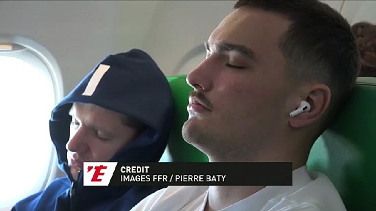 Tana Keletaona embête et réveille Lohann Gil dans l'avion - Rugby - Tournoi des 6 Nations U20