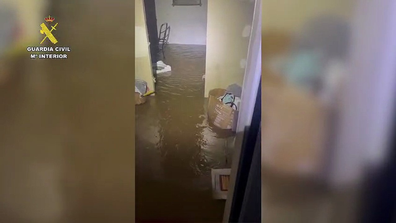 Atrapada en una casa inundada por el desbordamiento del arroyo