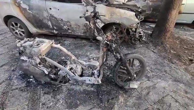 Attentato incendiario nel cuore di Sassari, ecco ciò che resta delle auto e della moto distrutte