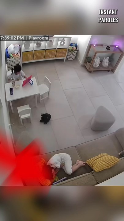 Cette petite sœur prend soin de sa grande sœur...