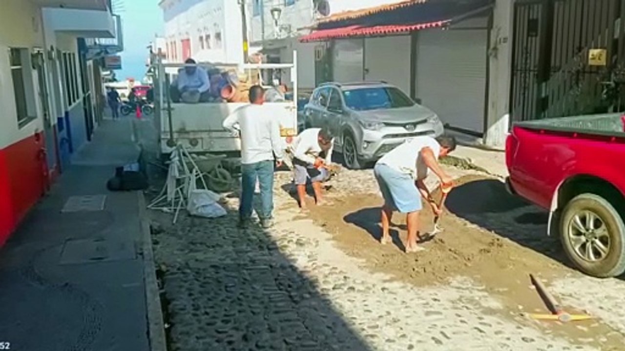 Tapan socavón en el centro; Seapal llegó tarde | CPS Noticias Puerto Vallarta