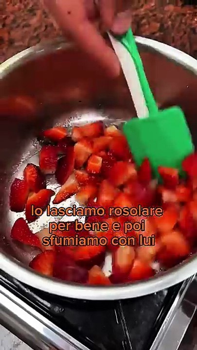 Risotto allo champagne e fragole: primo piatto romantico per San Valentino