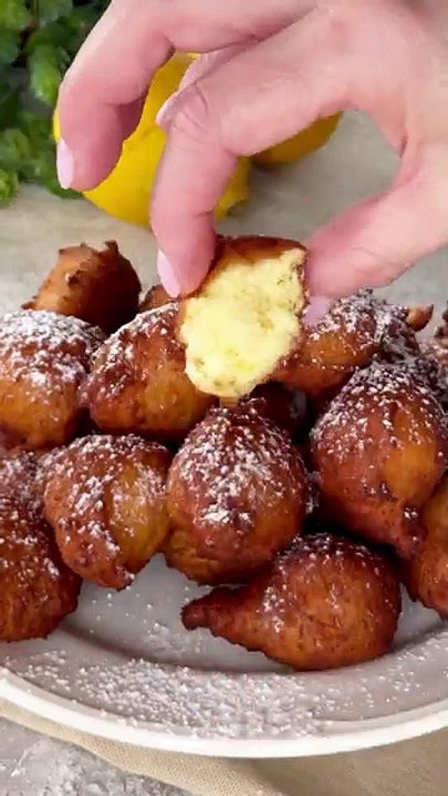 Frittelle di Carnevale con crema alla ricotta e limone