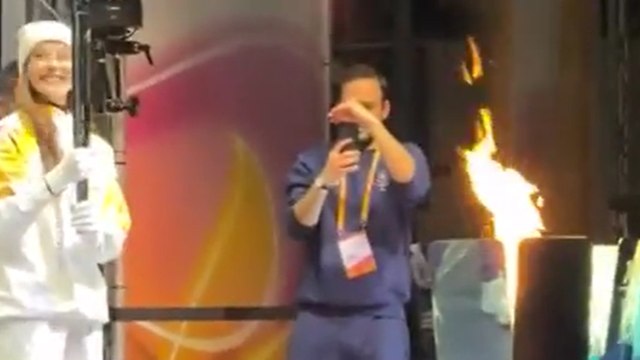 L'arrivo della fiamma olimpica in piazza Duomo a Milano e l'accensione del braciere