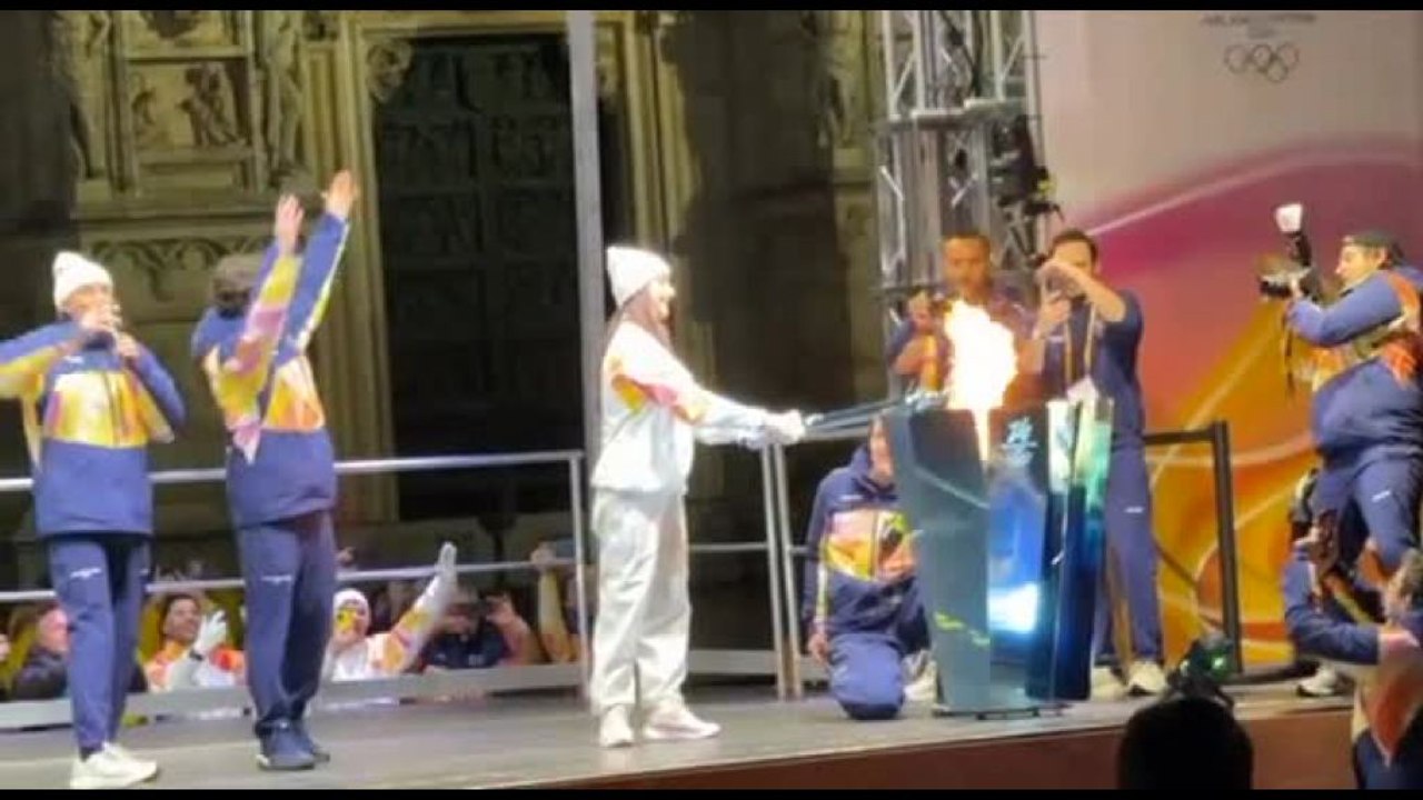 La fiamma olimpica in piazza Duomo a Milano, acceso il braciere