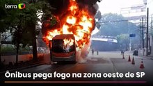 Ônibus pega fogo e afeta circulação de 20 linhas na zona oeste de São Paulo