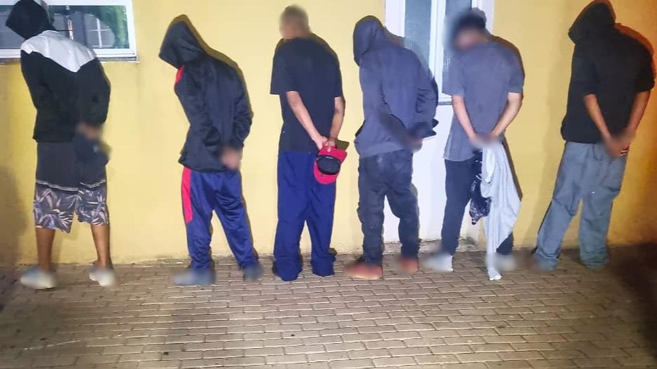 Monza furtado no Esmeralda quebra as margens da BR-277 e seis pessoas são levadas à delegacia