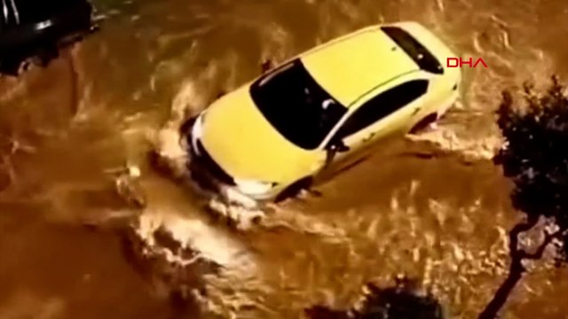 Kuşadası'nda fırtına ve sağanak kabusu: Çatılar uçtu, yollar göle döndü