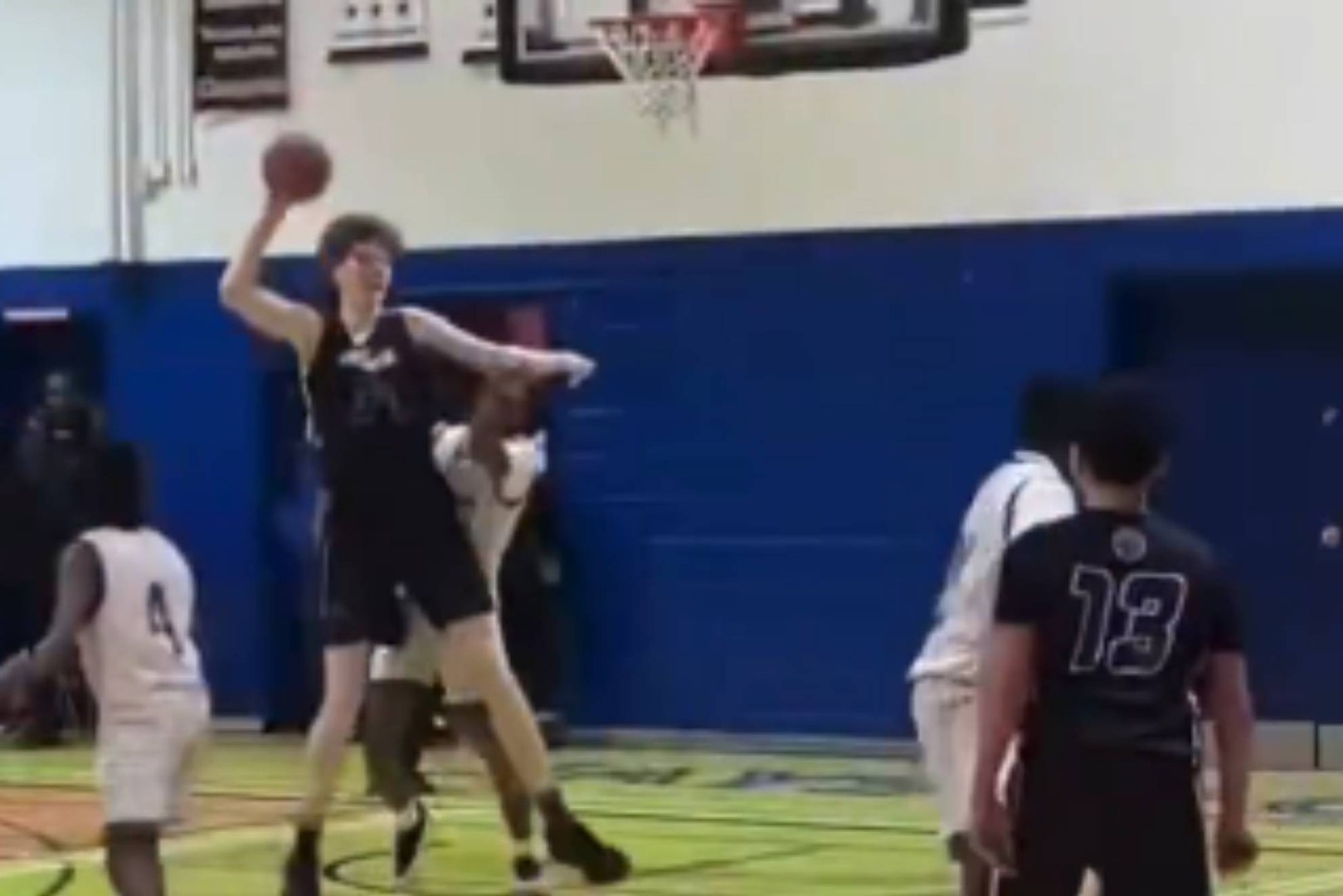 Nadie frena al niño gigante que ya mide 2,31 m. con 15 años