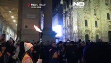 Chama olímpica de inverno ilumina Milão com multidão na Piazza Duomo