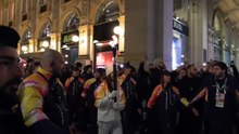 Płomień zimowych igrzysk rozświetla Mediolan. Tłumy na piazza Duomo