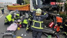 一家4口脫險！砂石車撞對向休旅車驚悚畫面曝 妻子獲救深情喊話受困夫