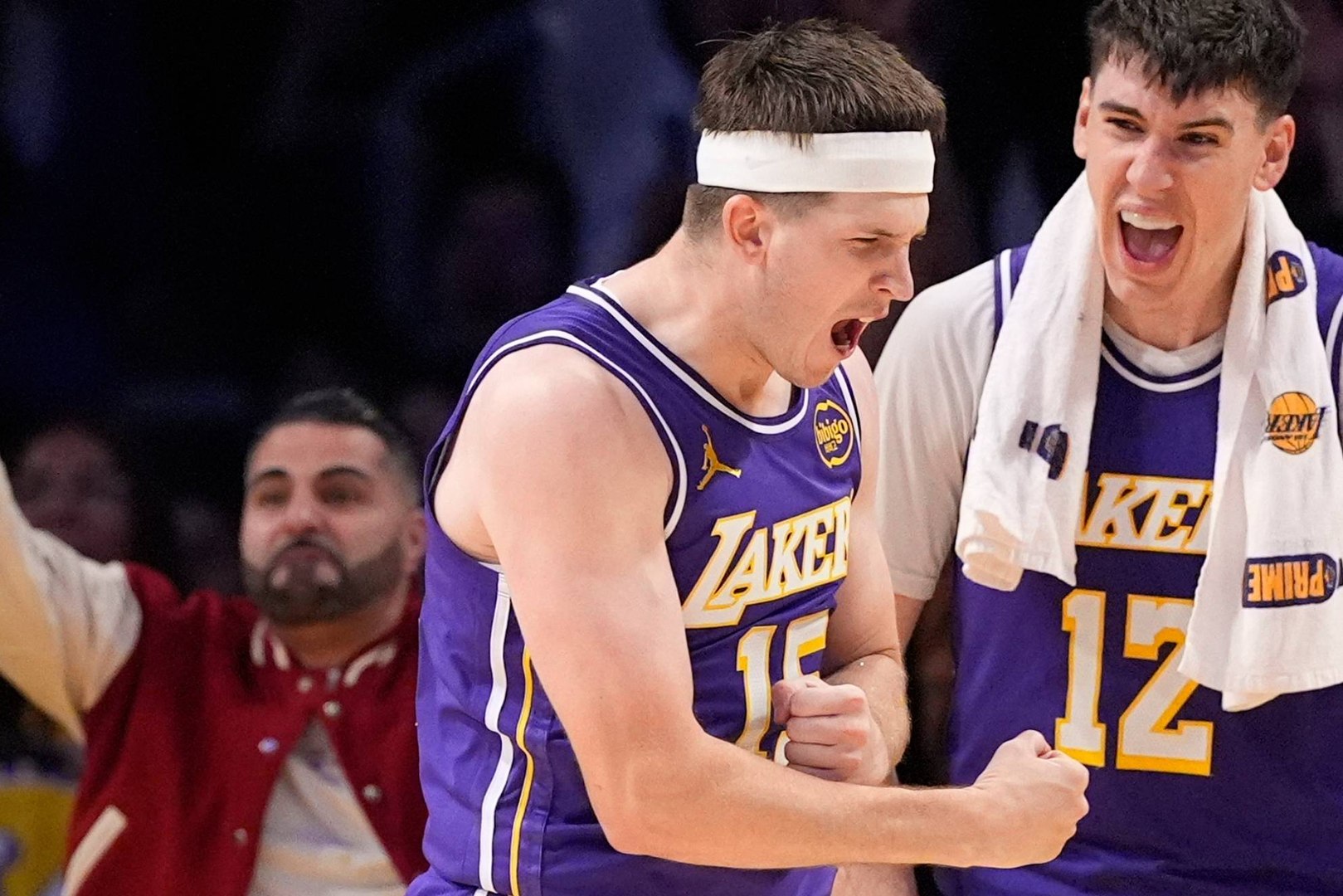 Doncic se lesiona y el 'Kobe Paleto' rescata a los Lakers de las zarpas de Joel Embiid
