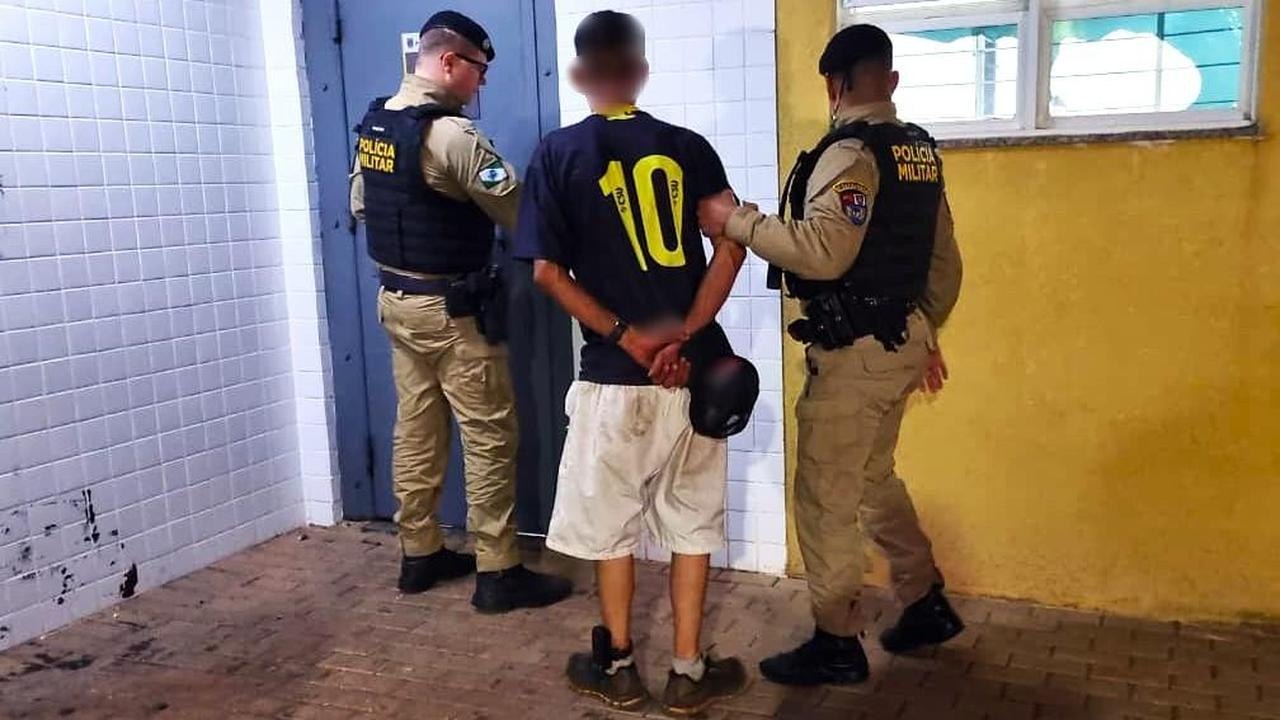 Homem com tornozeleira inoperante e mandado de prisão aberto é detido no Centro