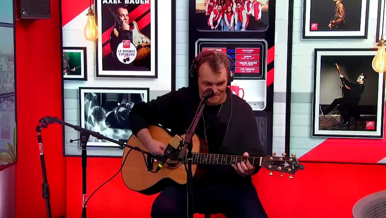LIVE - Axel Bauer interprète "Les chemins de neiges" dans Le Double Expresso RTL2 (06/02/26)