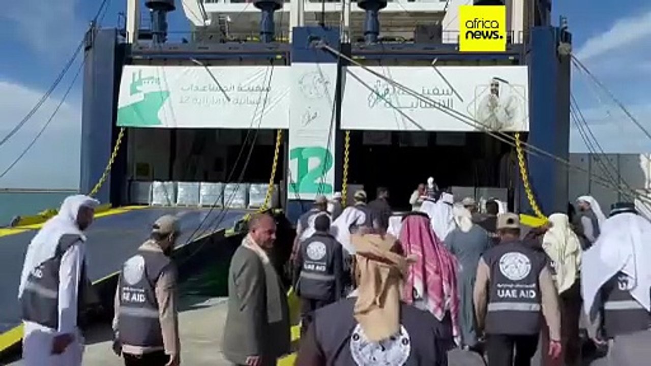 L'aide des Émirats arabes unis et l'hôpital de campagne arrivent dans un port égyptien près de Rafah