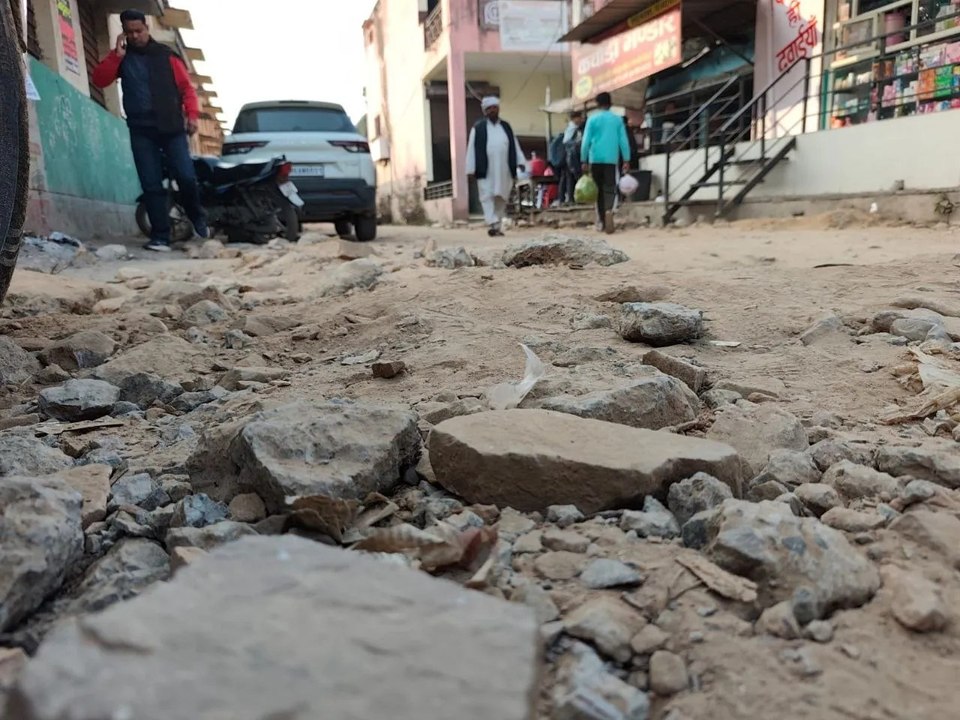पाइपलाइन कार्य के बाद सड़क बदहाल, टपूकड़ा मैन बाजार मार्ग पर बढ़ी परेशानी