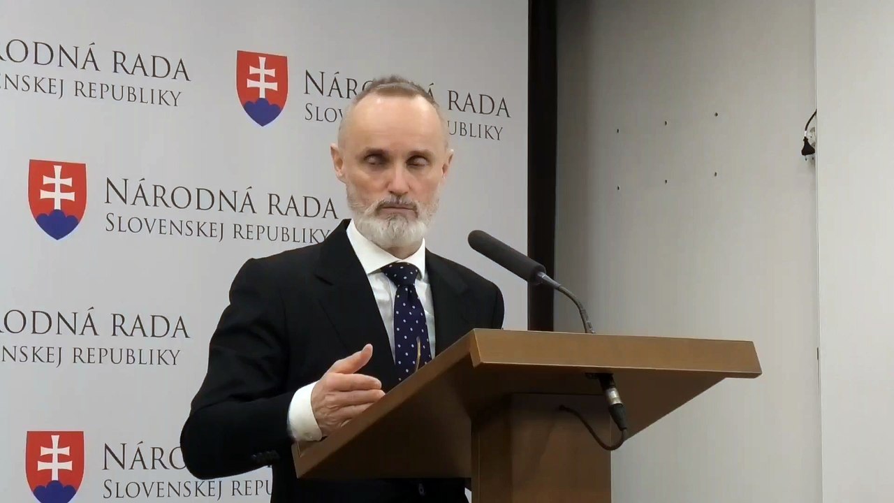 ZÁZNAM: T. Valášek kritizuje ministra obrany za spôsob nákupu vozidiel Tatra