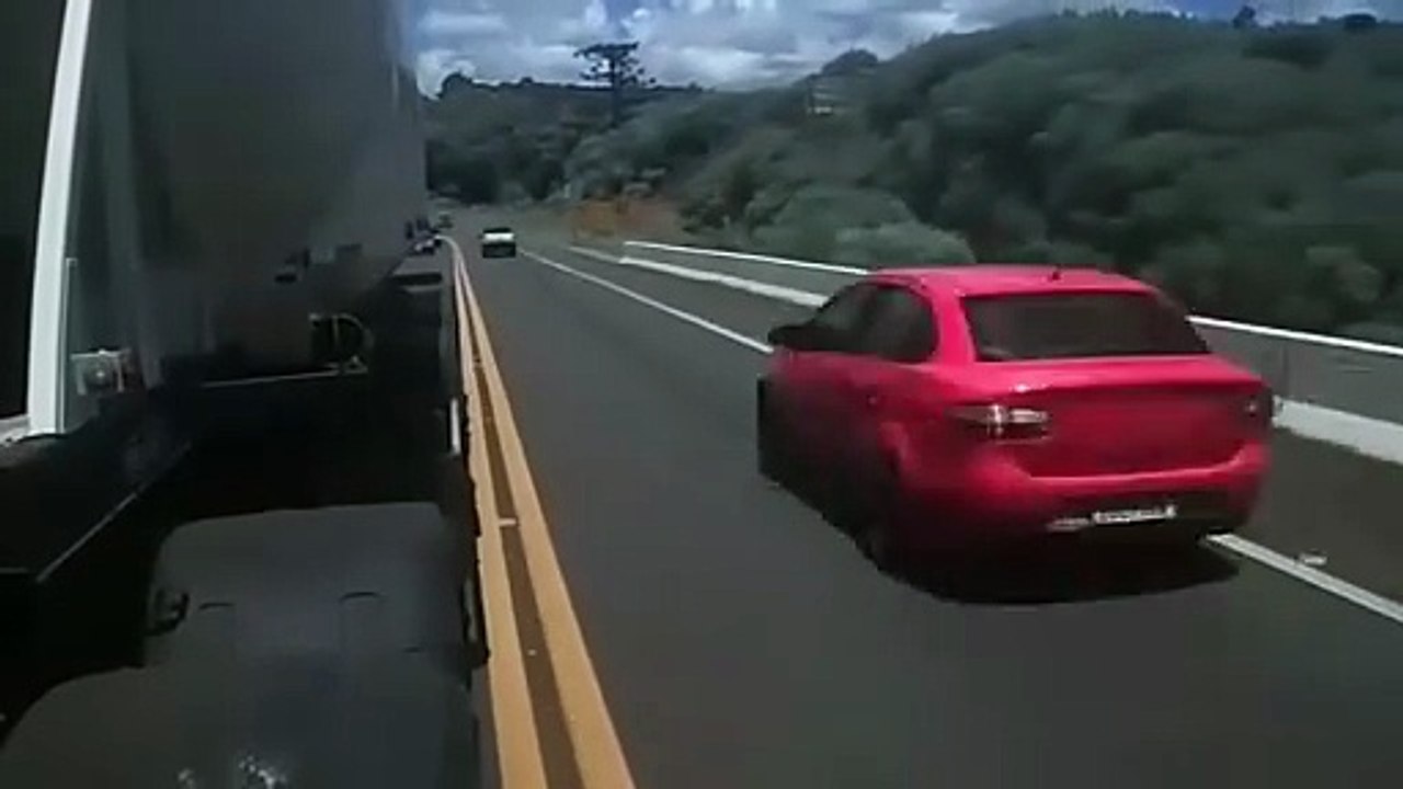 Ocupantes de carro de Umuarama ficam gravemente feridos em acidente com 6 veículos na BR-277