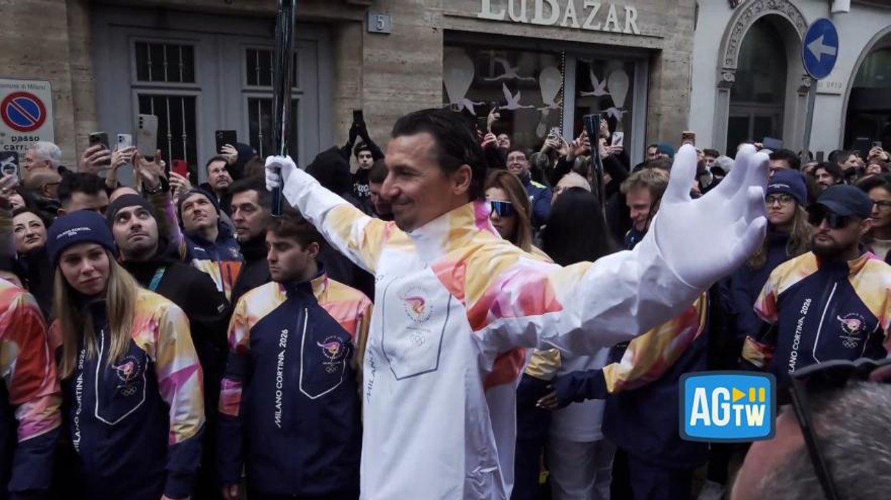 Ibrahimovic tedoforo: accende la torcia e poi... esulta così!