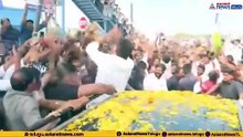 YS Jagan Ibrahimpatnam Tour: జగన్ తో సెల్ఫీ కోసం అభిమాని ఏం చేసాడో చూడండి | Asianet News Telugu