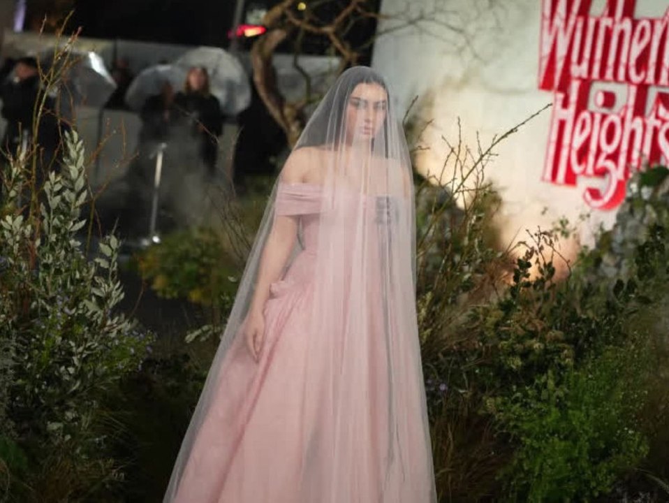 Wow-Auftritt in London: Charli xcx erscheint im Hochzeitslook