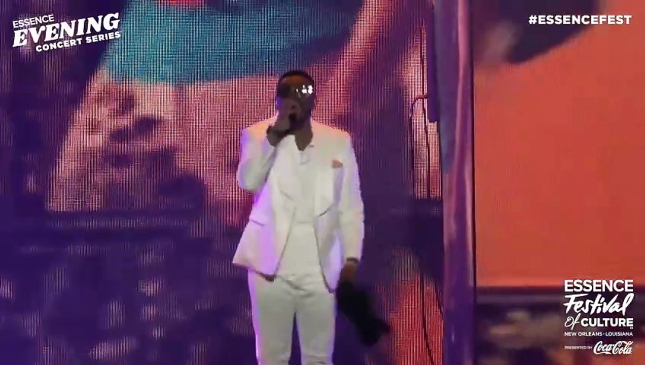 Carl Thomas Performs