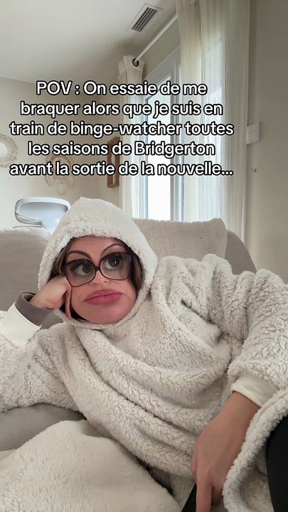 Monsieur le voleur, repassez plus tard, là c'est Lady Whistledown qui parle ! 🤫☕️ Rien ni personne ne peut m'interrompre pendant mon marathon Bridgerton, même pas une menace de mort. Qui est aussi en mode 'révision' avant la nouvelle saison ? 🙋‍♀️👑