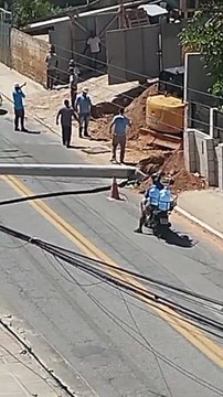 Poste de luz desaba e tranca estrada movimentada de Florianópolis