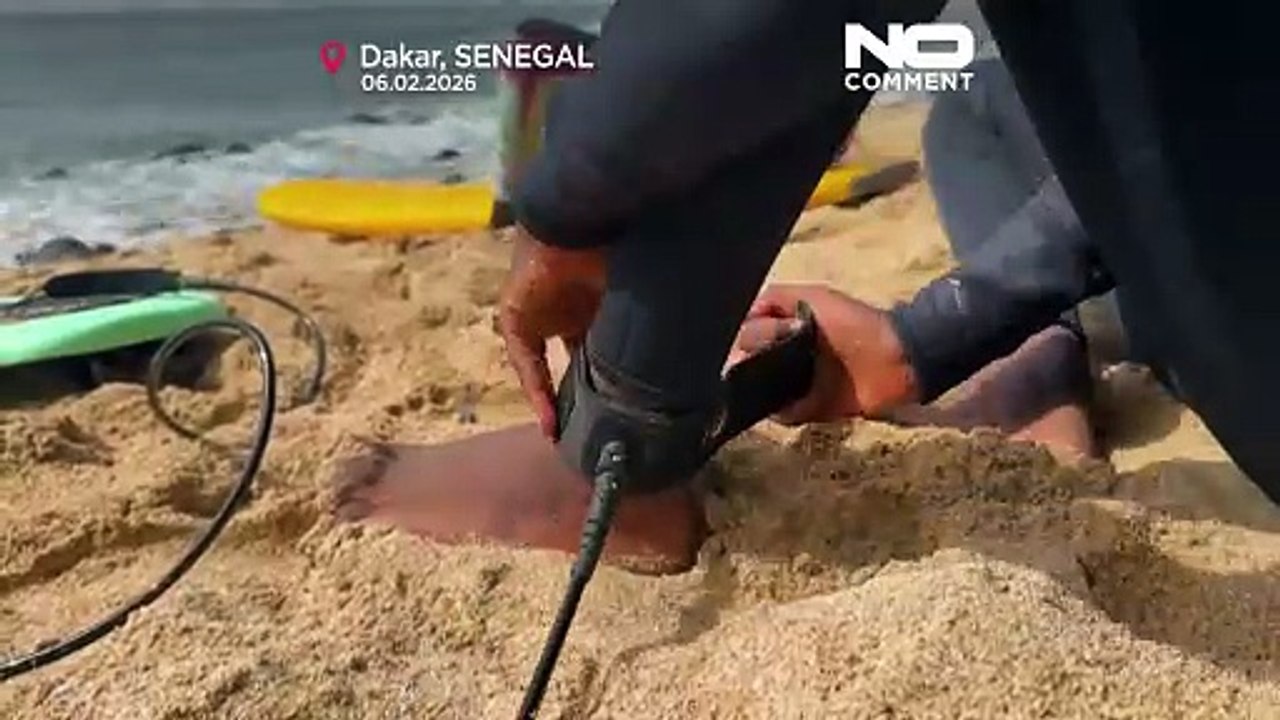 À Dakar, une école de surf remet les filles sur les bancs de l'école